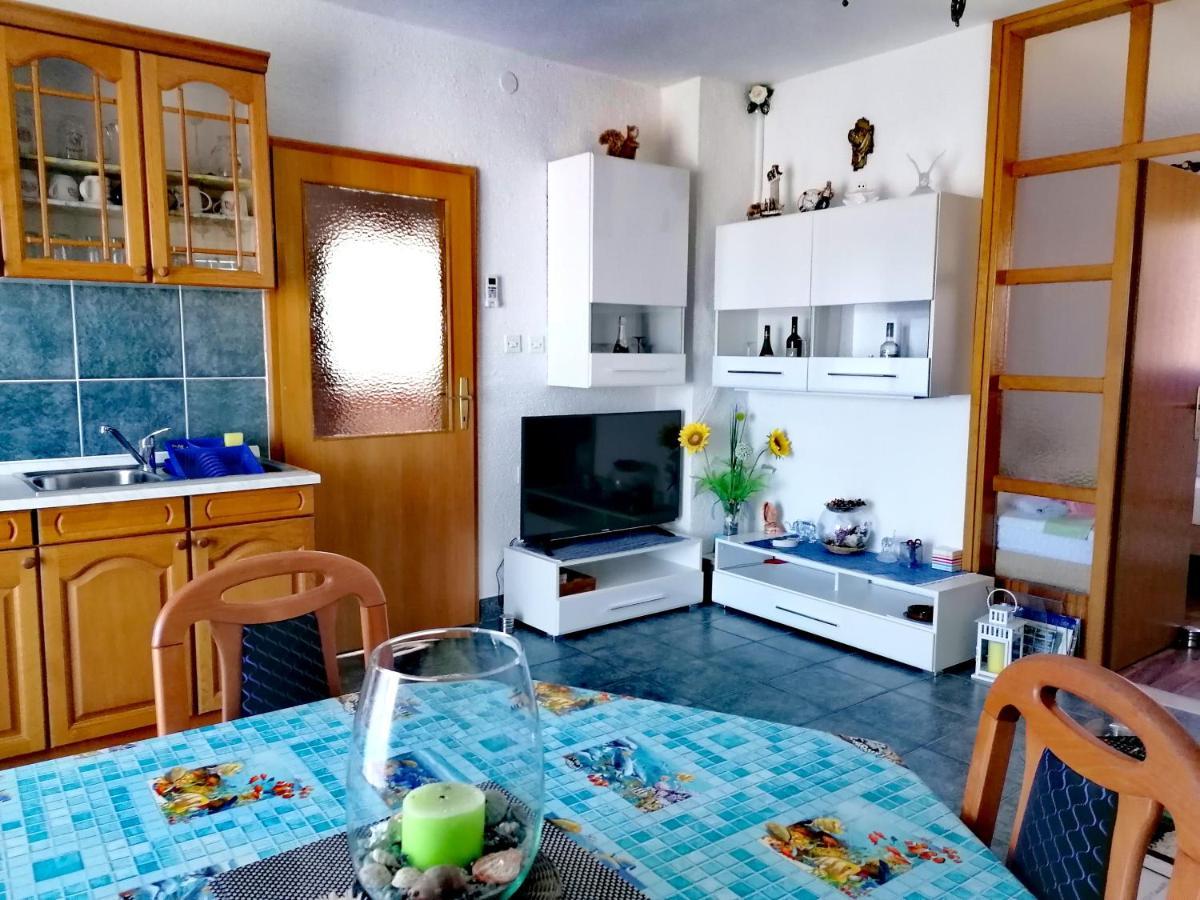 Apartman Canaki Splitska Exterior foto
